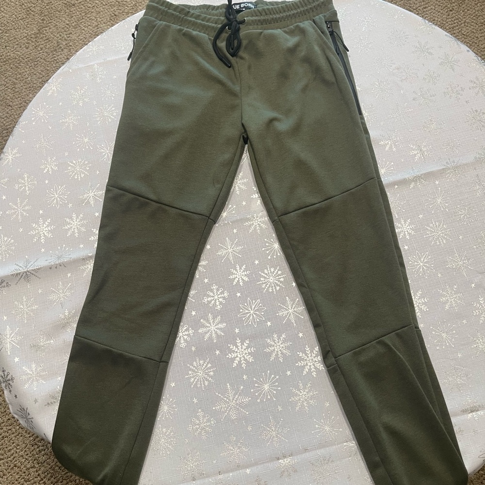 Green Jogger Sweatpants with Elastic Waistband and Tapered Legs